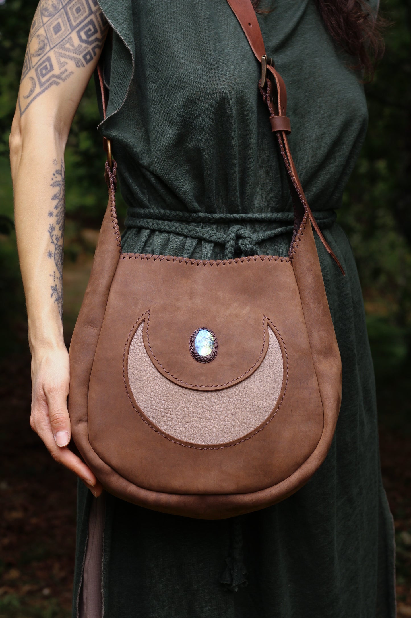 Big moon shoulder bag | Light Brown