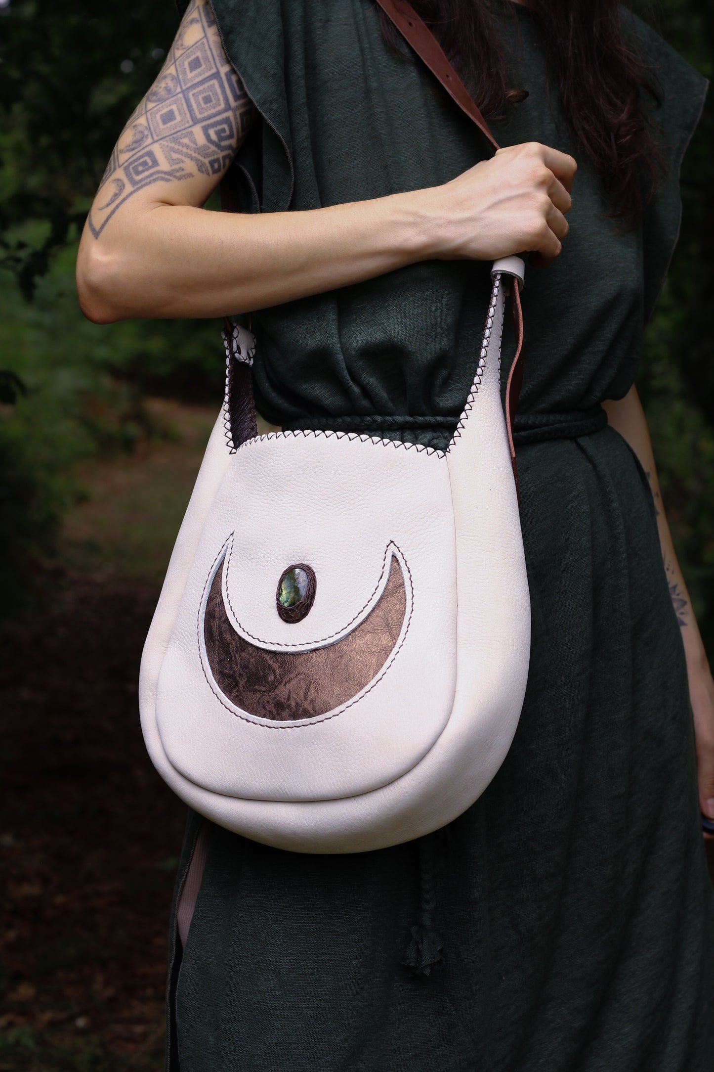 Big moon shoulder bag | White