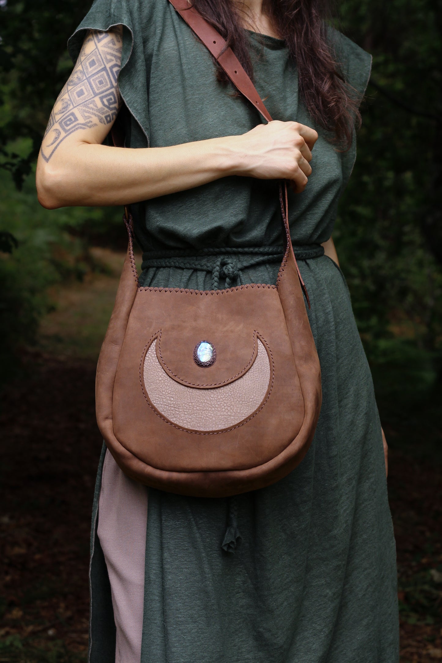 Big moon shoulder bag | Light Brown