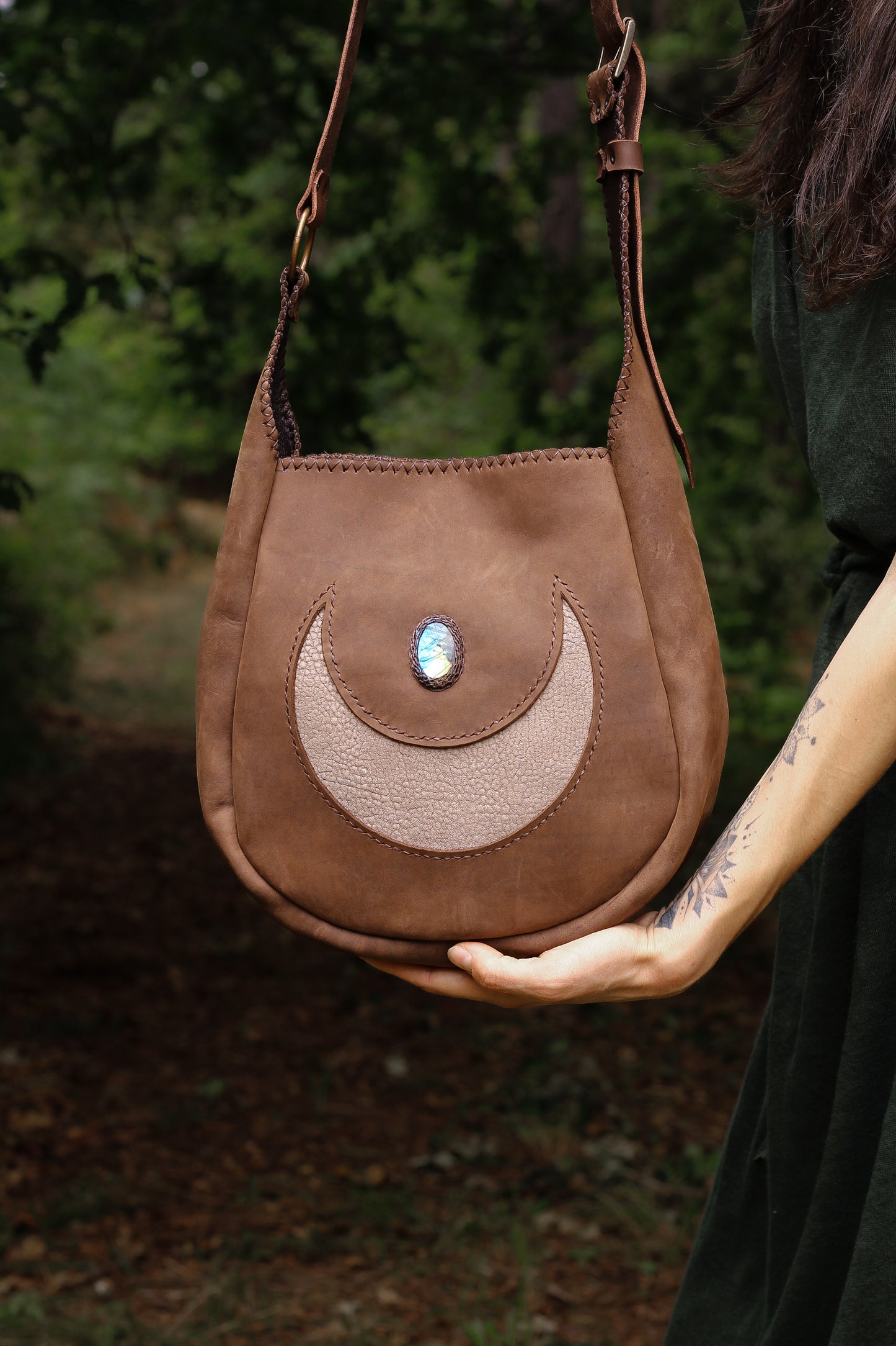 Big moon shoulder bag | Light Brown