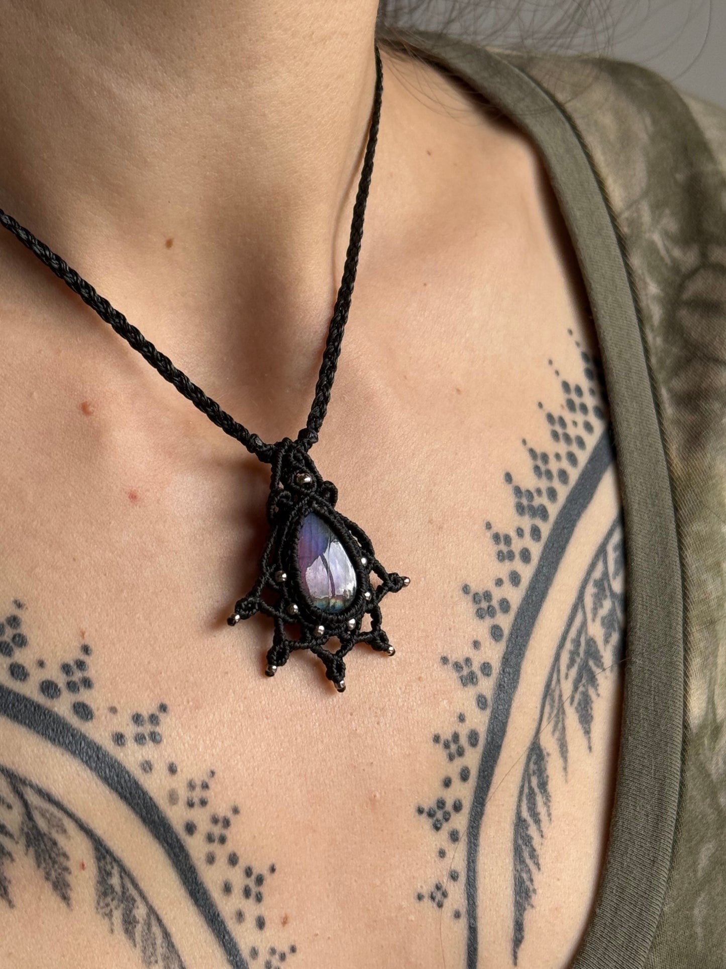 Macrame pendant | Purple Labradorite