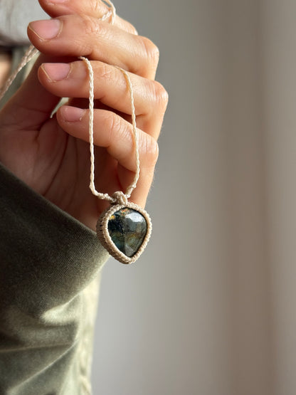 Macrame pendant | Labradorite