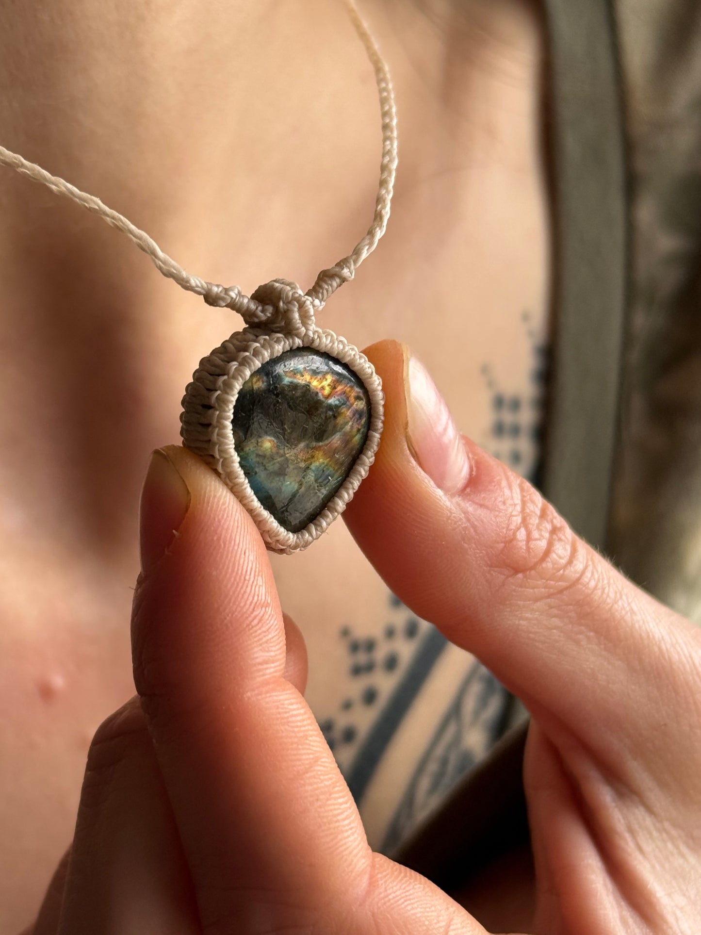 Macrame pendant | Labradorite