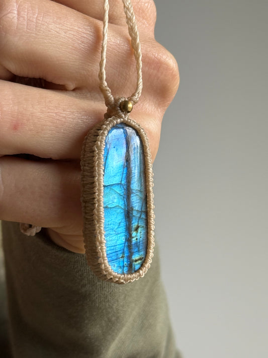 Macrame pendant | Labradorite