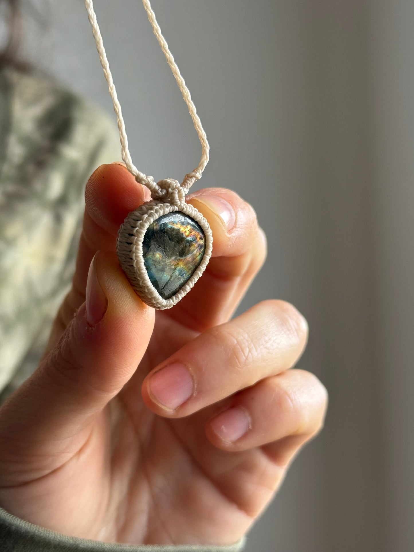 Macrame pendant | Labradorite