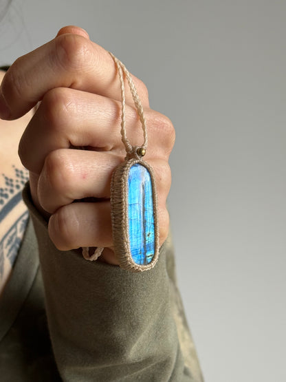 Macrame pendant | Labradorite