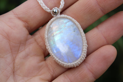 Micro macrame pendant | Moonstone