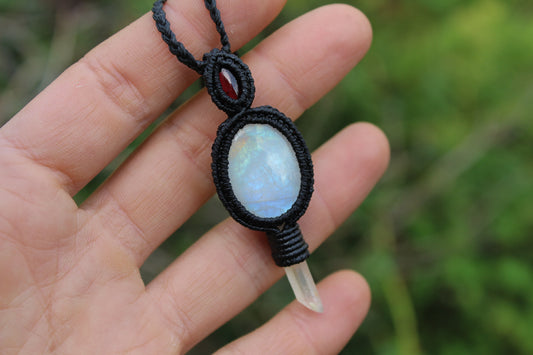 Micro macrame pendant | Garnet, Moonstone & Quartz