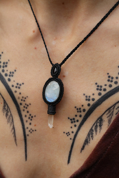 Micro macrame pendant | Garnet, Moonstone & Quartz