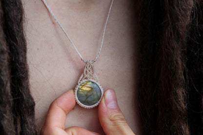 Micro macrame pendant | Labradorite