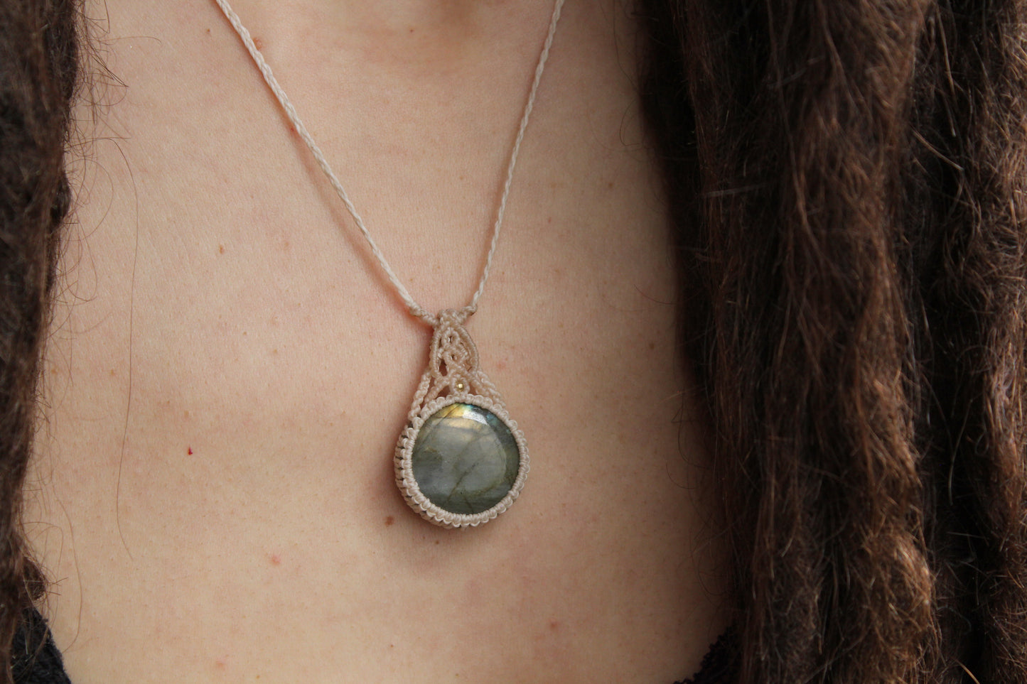 Micro macrame pendant | Labradorite