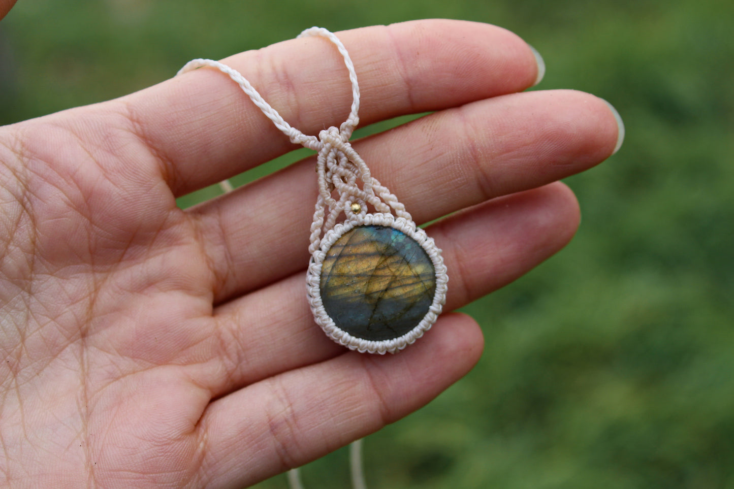 Micro macrame pendant | Labradorite